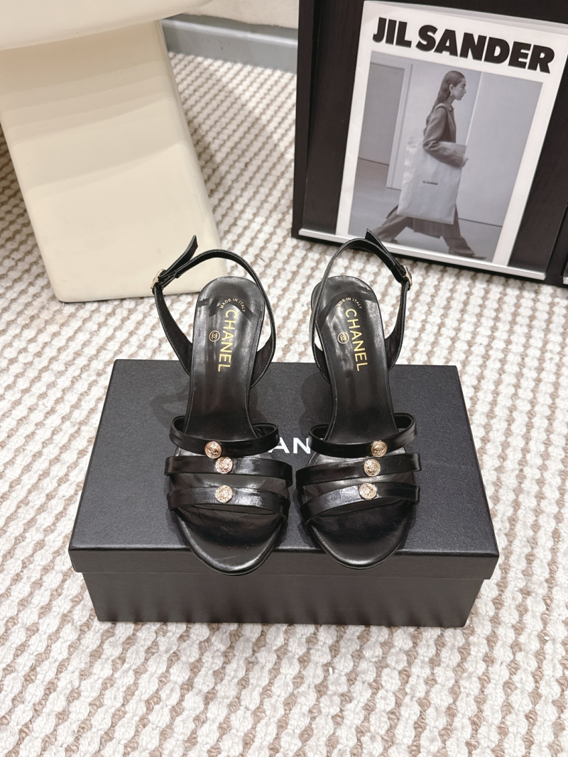 Женские черные босоножки на каблуке с декоративной фурнитурой Chanel