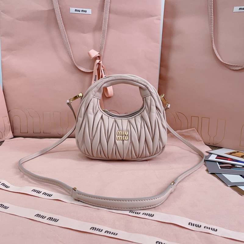 Сумка Miu Miu Mini Wander из кожи с тиснением Matelasse