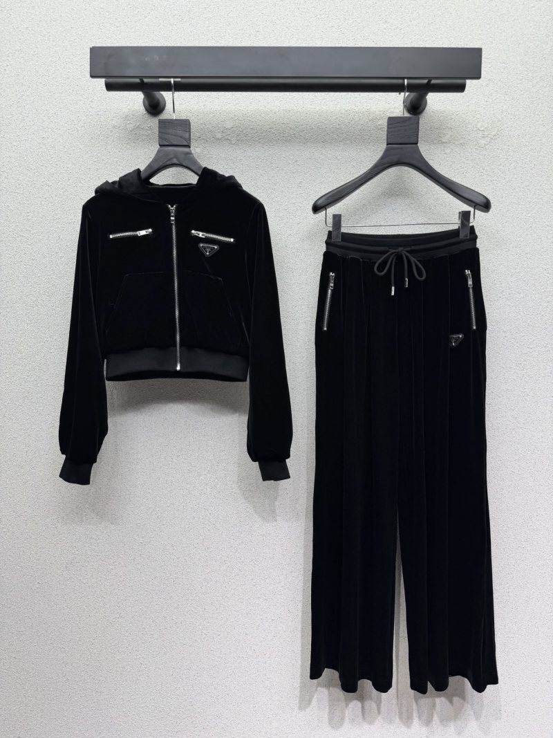 Чёрный комплект из толстовки с капюшоном и брюк Prada