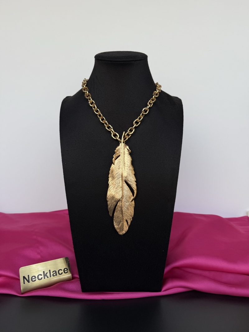 Золотистое колье с подвеской в виде пера Schiaparelli