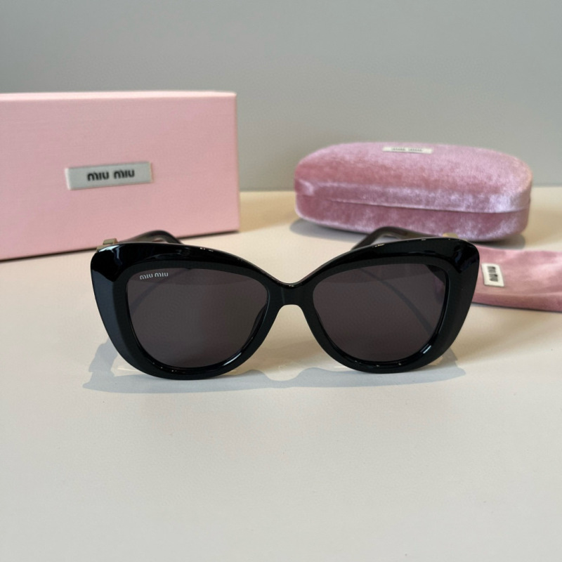 Солнцезащитные очки Miu Miu с сердечком