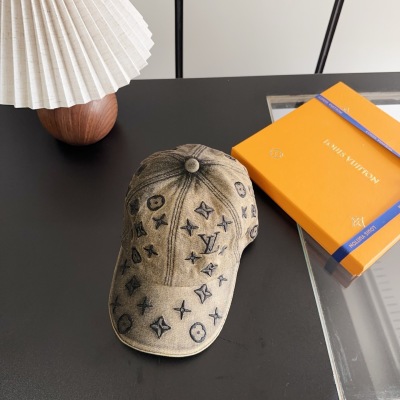 Кепка с монограммой Louis Vuitton в стиле винтаж