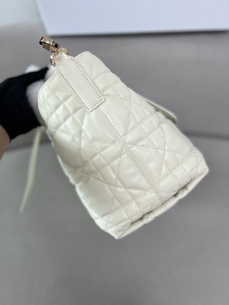 Белая женская сумка D.Toujours из кожи с золотой фурнитурой Dior