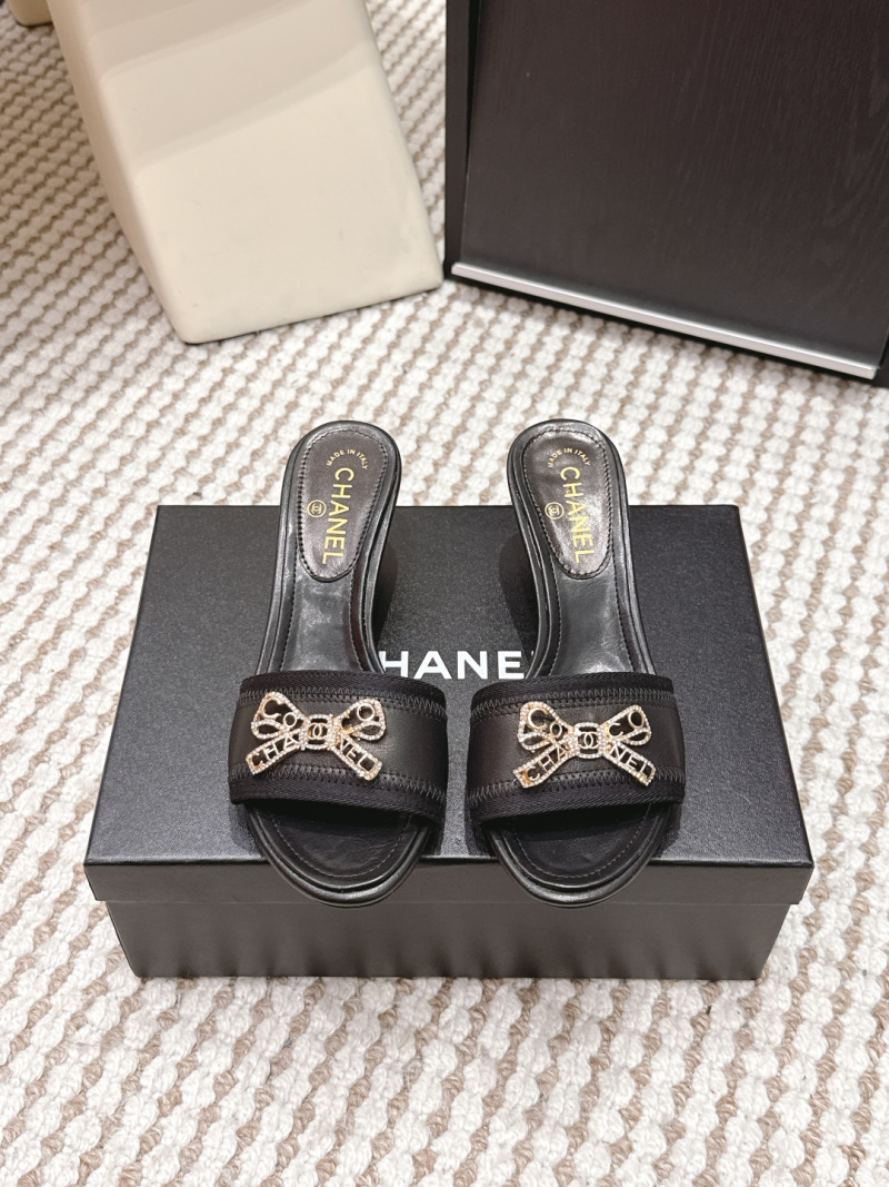 Женские чёрные туфли-лоферы с металлическим бантом Chanel