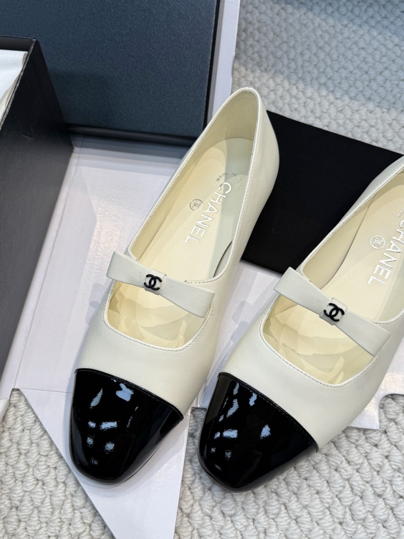 Женские двухцветные балетки с декоративным ремешком Chanel