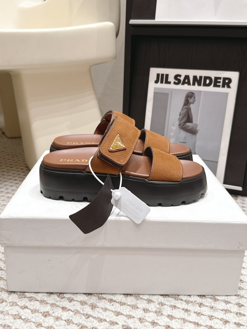 Женские босоножки с ремешками на массивной подошве Prada