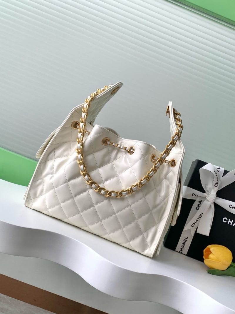 Женская сумка через плечо белого цвета Chanel