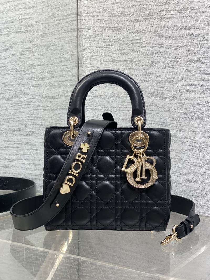 Черная сумка Dior Lady с золотой фурнитурой