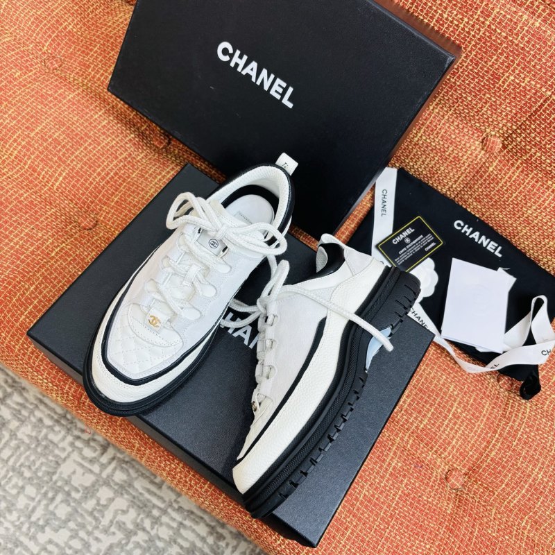 Женские кроссовки Chanel белые с черной подошвой
