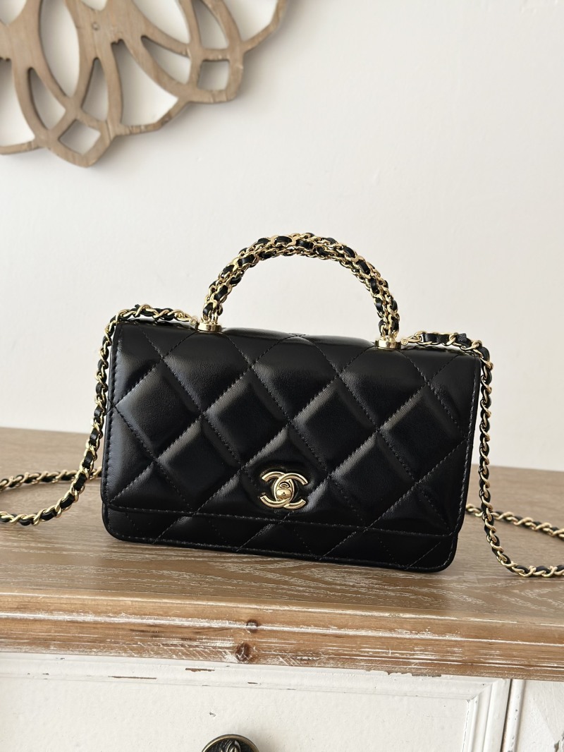 Черная сумка с золотой фурнитурой и ручной Chanel