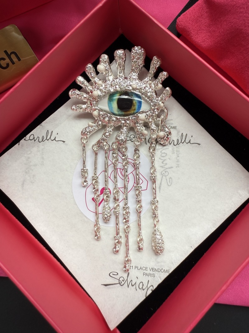Брошь Schiaparelli с глазом