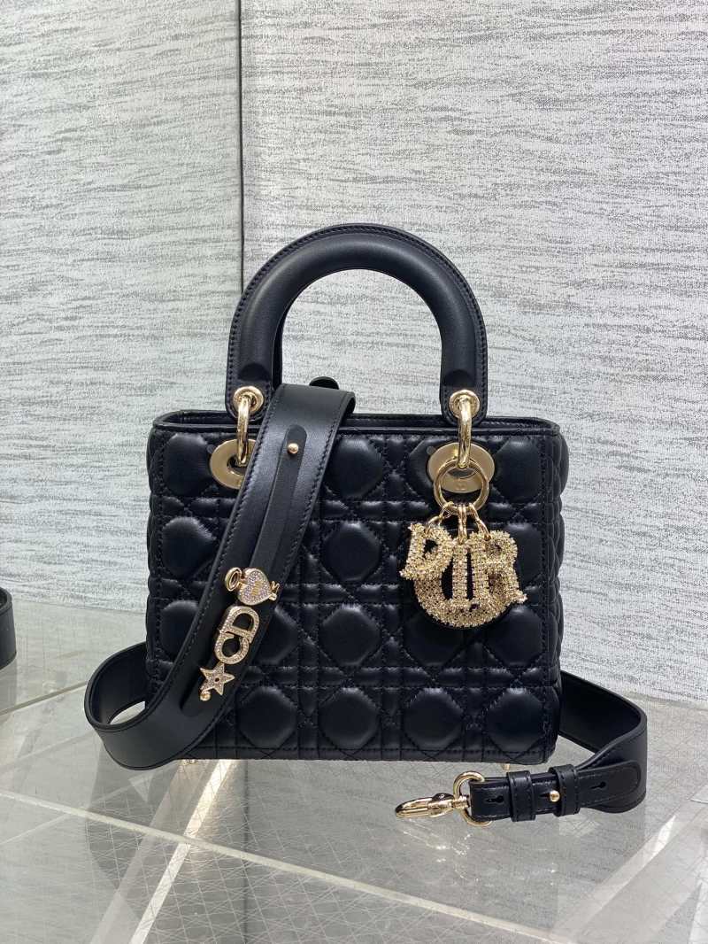 Черная сумка Lady Dior с декором