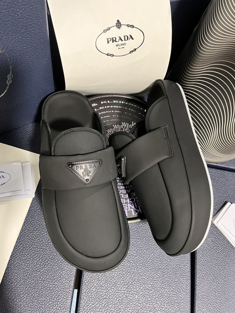 Мужские черные слипоны на белой подошве Prada