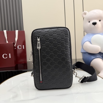Черное портмоне Gucci с монограммой и ремешком