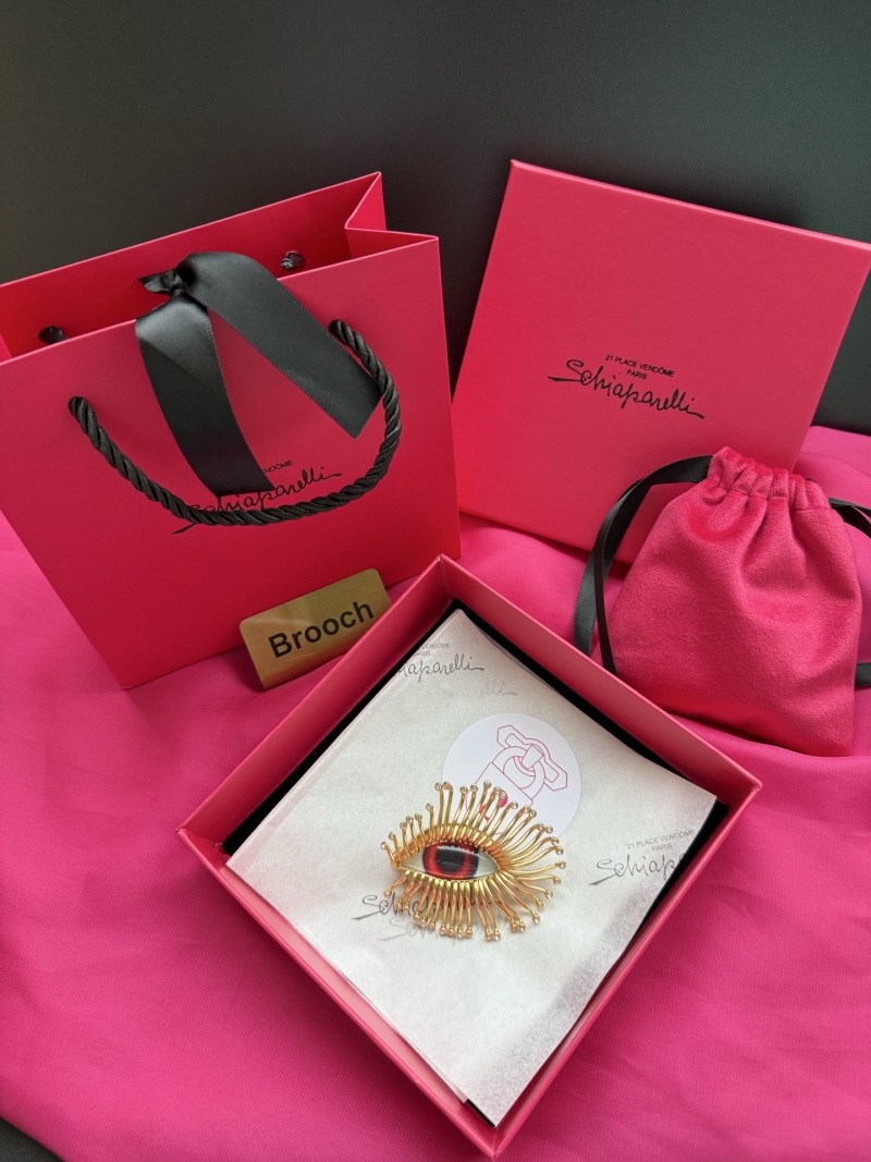 Брошь Schiaparelli в виде глаза