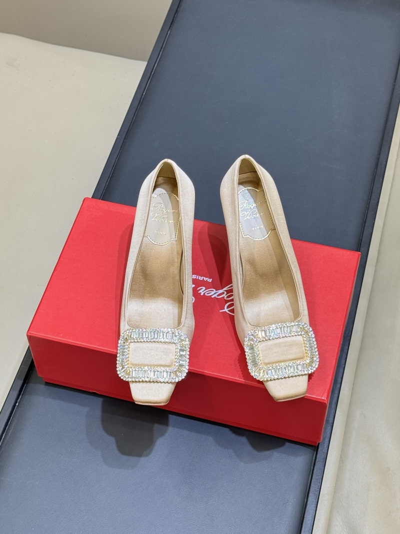 Туфли женские с декоративной пряжкой Roger Vivier