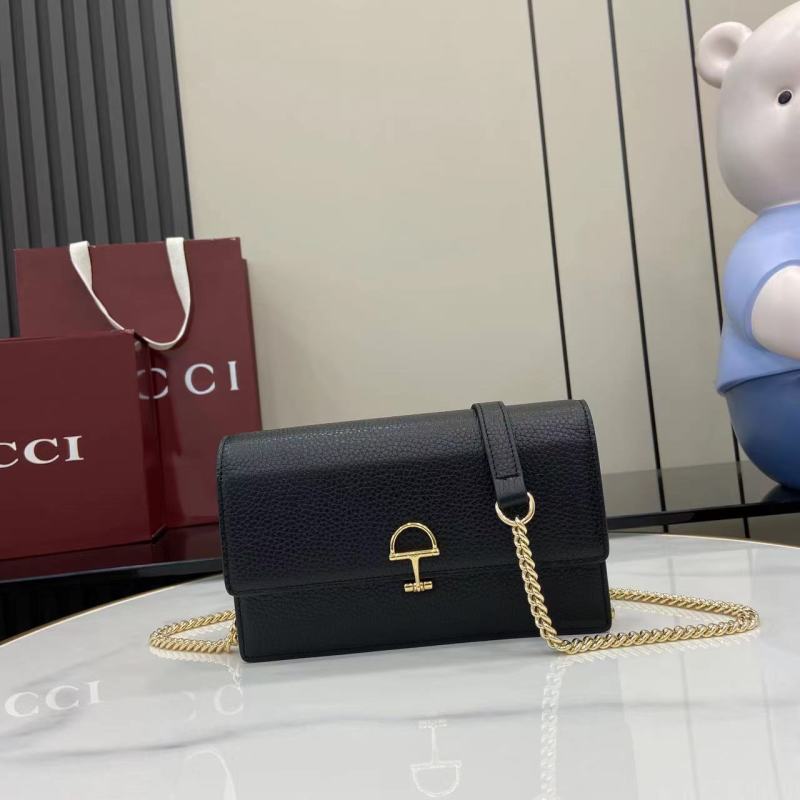 Черная кожаная сумка-клатч с цепочкой Gucci