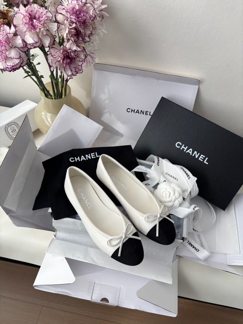 Классические балетки Chanel в черно-белом исполнении