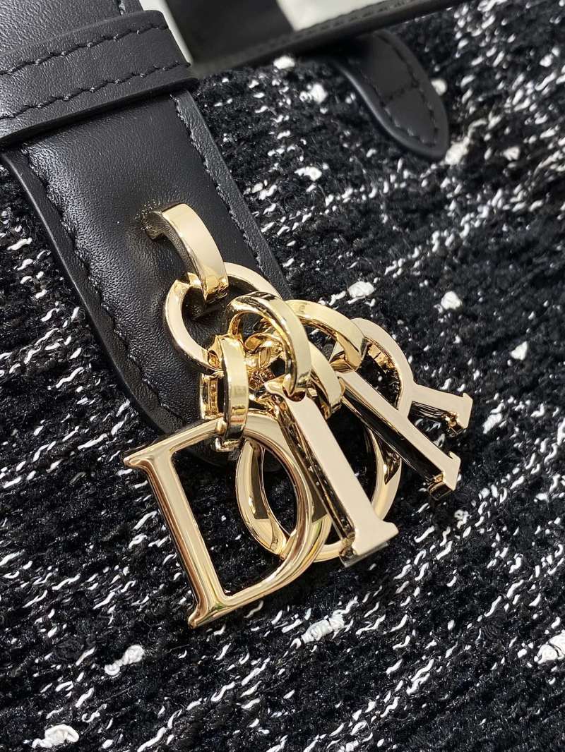 Сумка Dior с тканевым плетением и кожаной ручкой