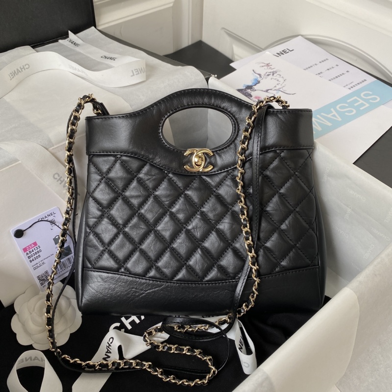 Сумка черная с золотистой фурнитурой, классический дизайн Chanel