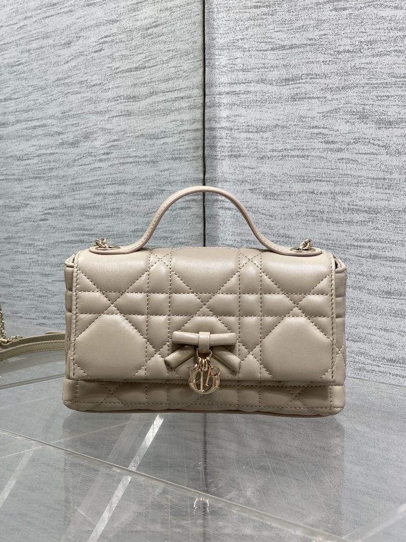 Женская сумка Dior с кисточкой