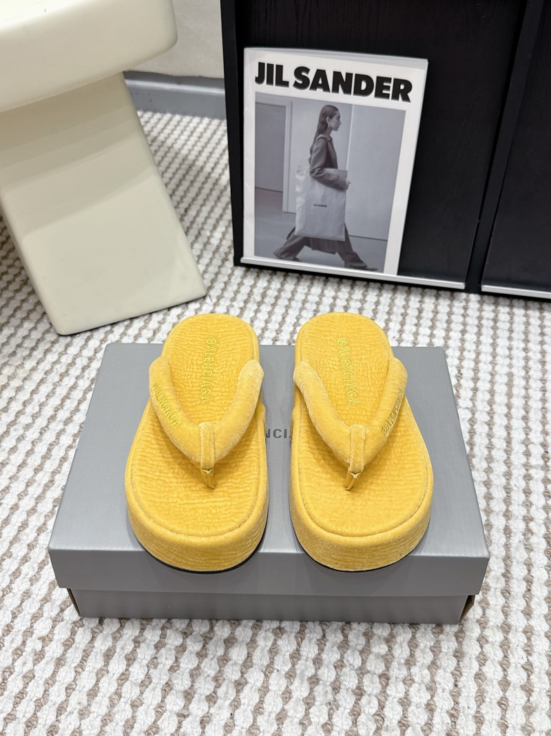 Желтые бархатные шлепанцы Balenciaga с бахромой