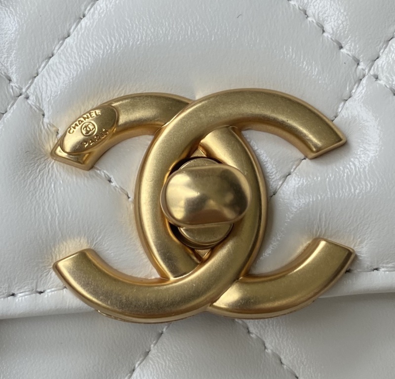 Сумка Chanel с цепочкой и золотой фурнитурой