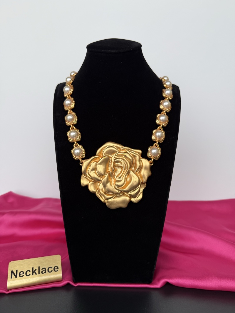 Колье с розой и жемчугом Schiaparelli