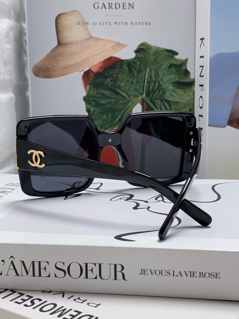 Женские солнцезащитные очки в черной оправе Chanel