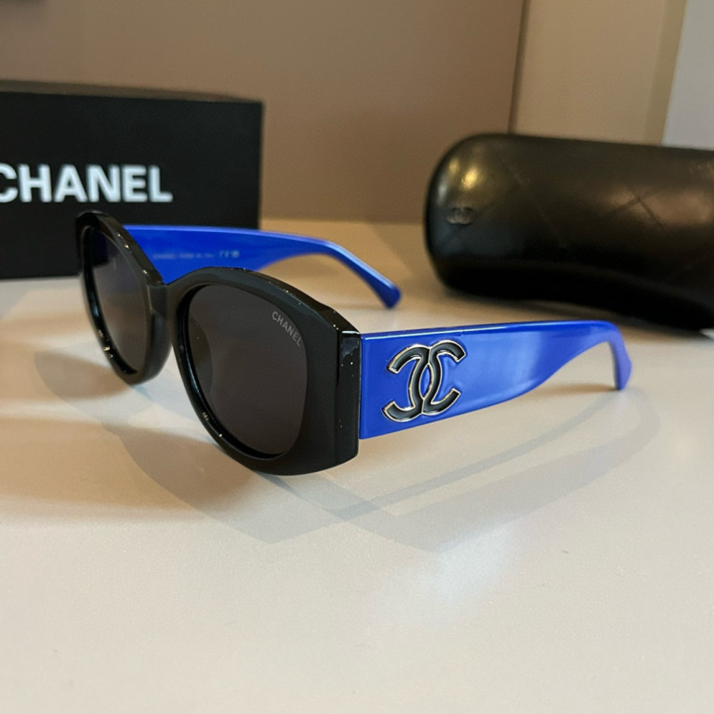 Солнцезащитные очки Chanel черно-синие