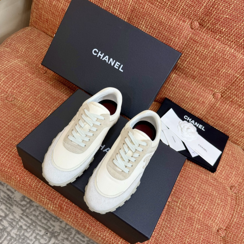 Женские кроссовки Chanel бежевые