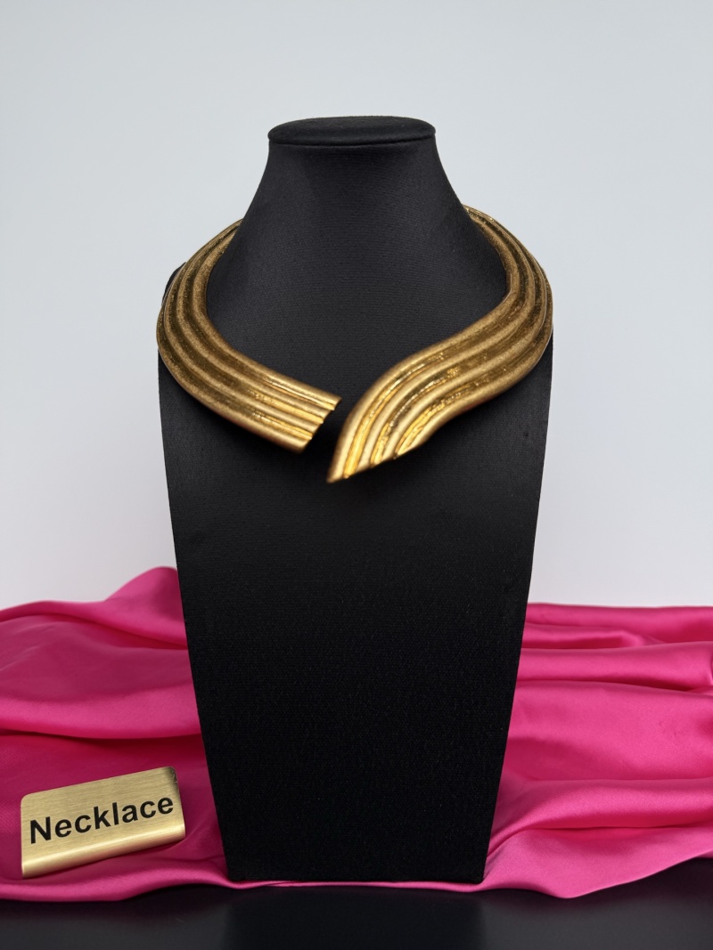 Золотистое колье с геометрическим узором Schiaparelli
