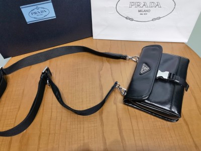 Чёрный кошелек Prada с логотипом