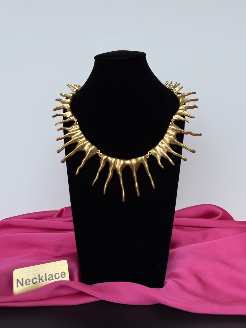 Золотистое колье с декоративными элементами Schiaparelli