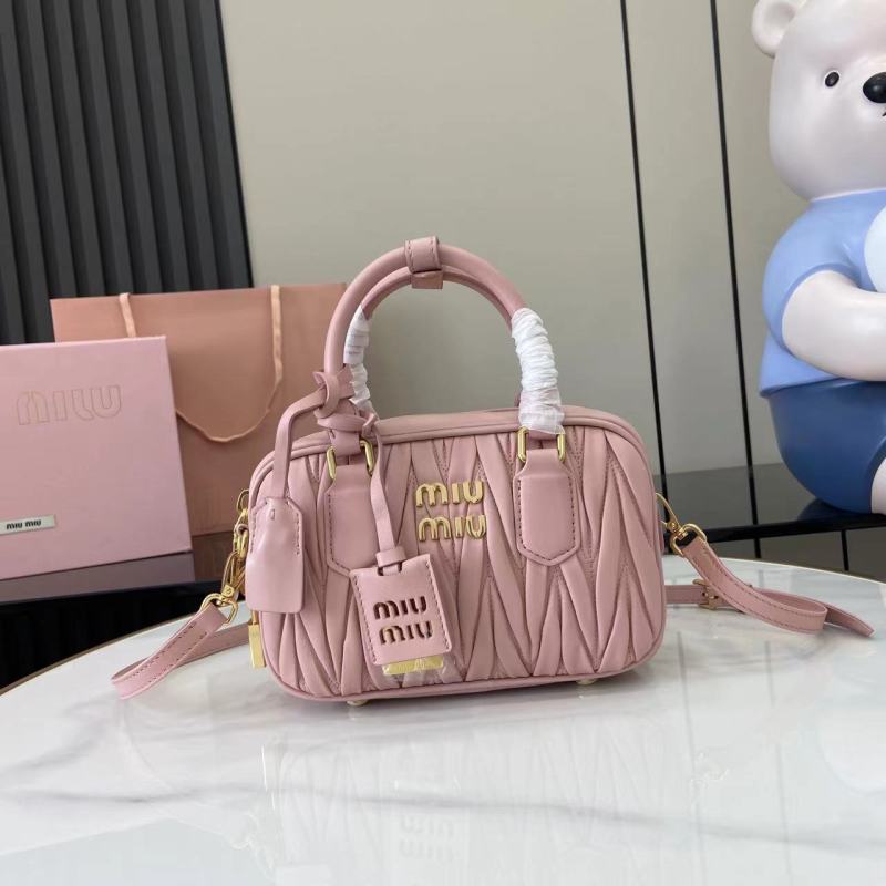 Сумка Miu Miu розовая с ручкой и ремнем