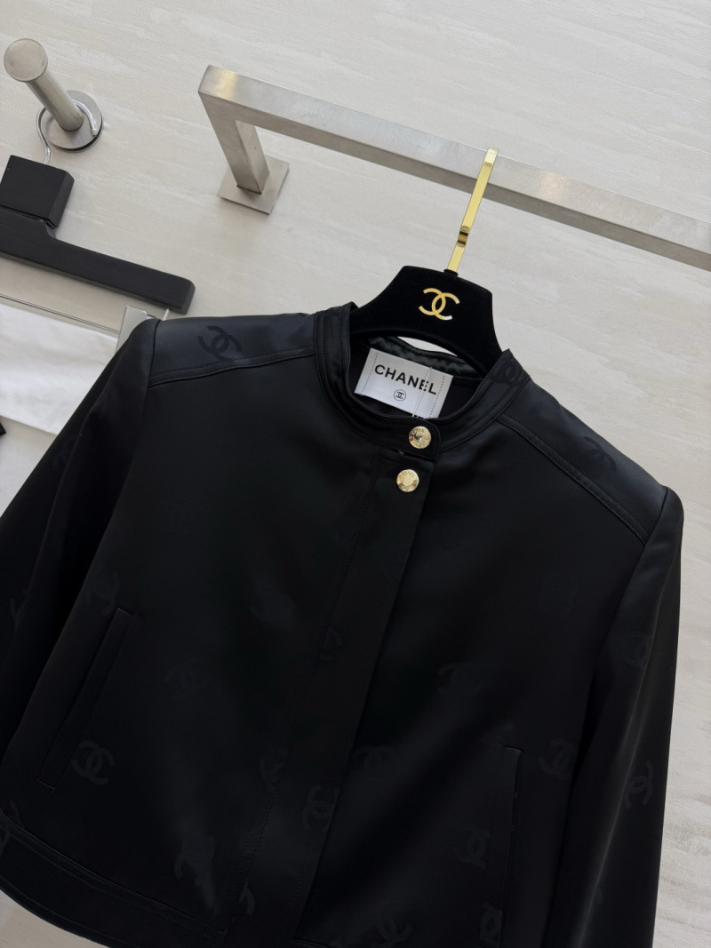 Чёрная куртка Chanel с тиснёным узором