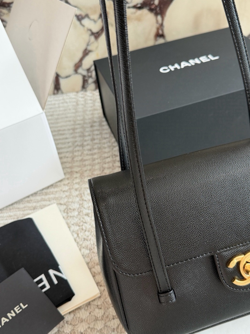 Черная сумка Chanel с золотой фурнитурой