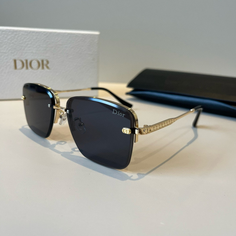 Стильные солнечные очки в золотой оправе с декором на дужках Dior
