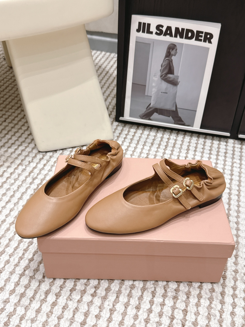 Балетки женские кожаные с ремешком и пряжкой Miu Miu