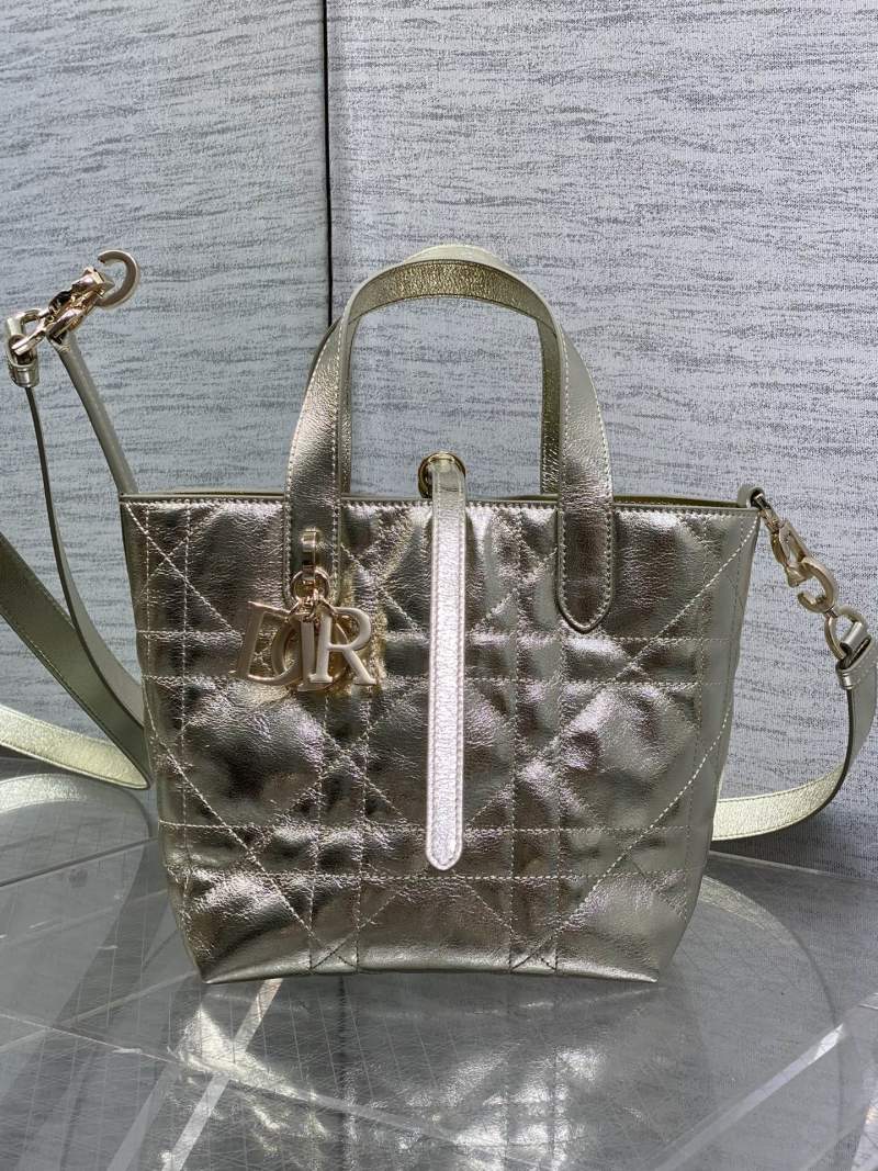 Сумка Dior с кисточкой и логотипом