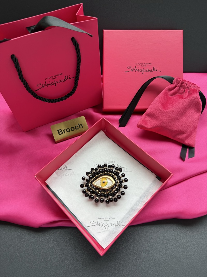 Брошь Schiaparelli в виде глаза