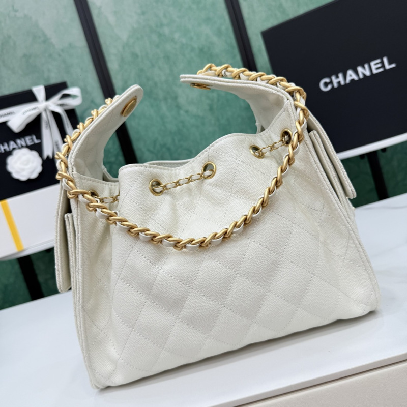 Белая кожаная сумка в стиле Hobo Chanel