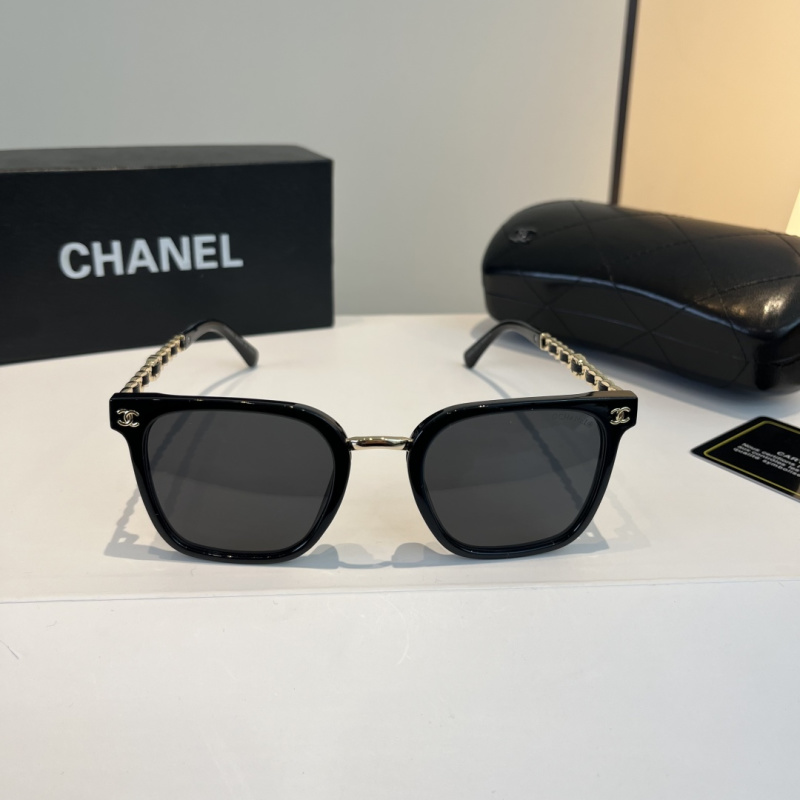 Солнечные очки с декоративной цепью на дужках Chanel