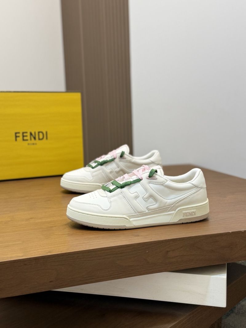 Белые мужские кроссовки с розовыми и зелеными шнурками Fendi
