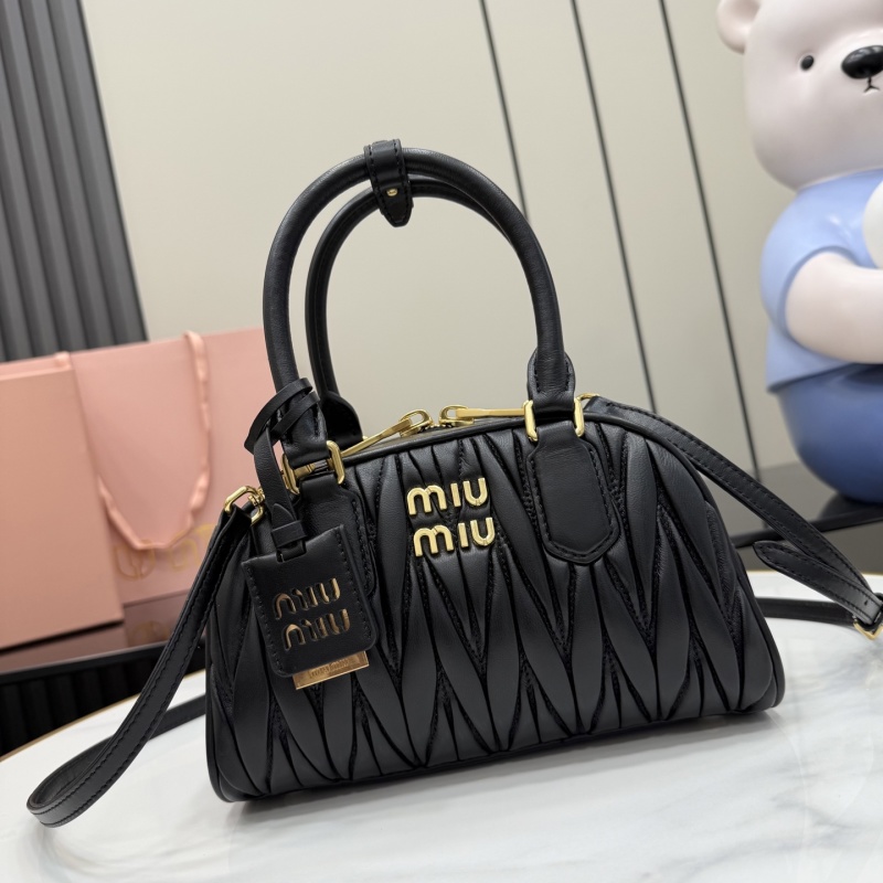 Черная сумка Miu Miu с золотой фурнитурой