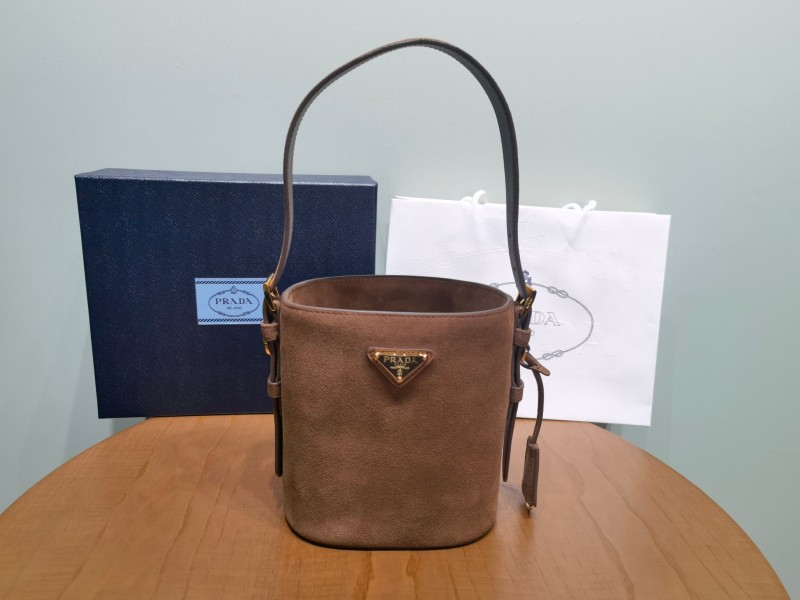 Сумка Prada из замши