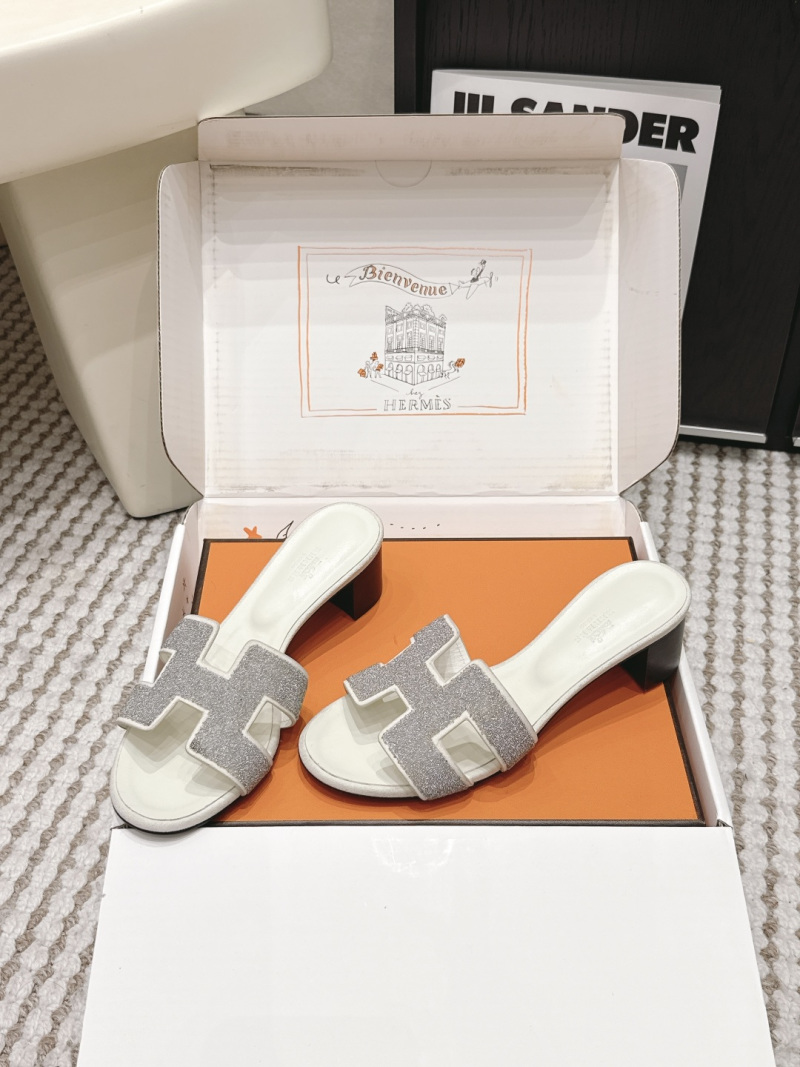 Женские шлёпанцы H-образной формы с серебристым декором Hermès