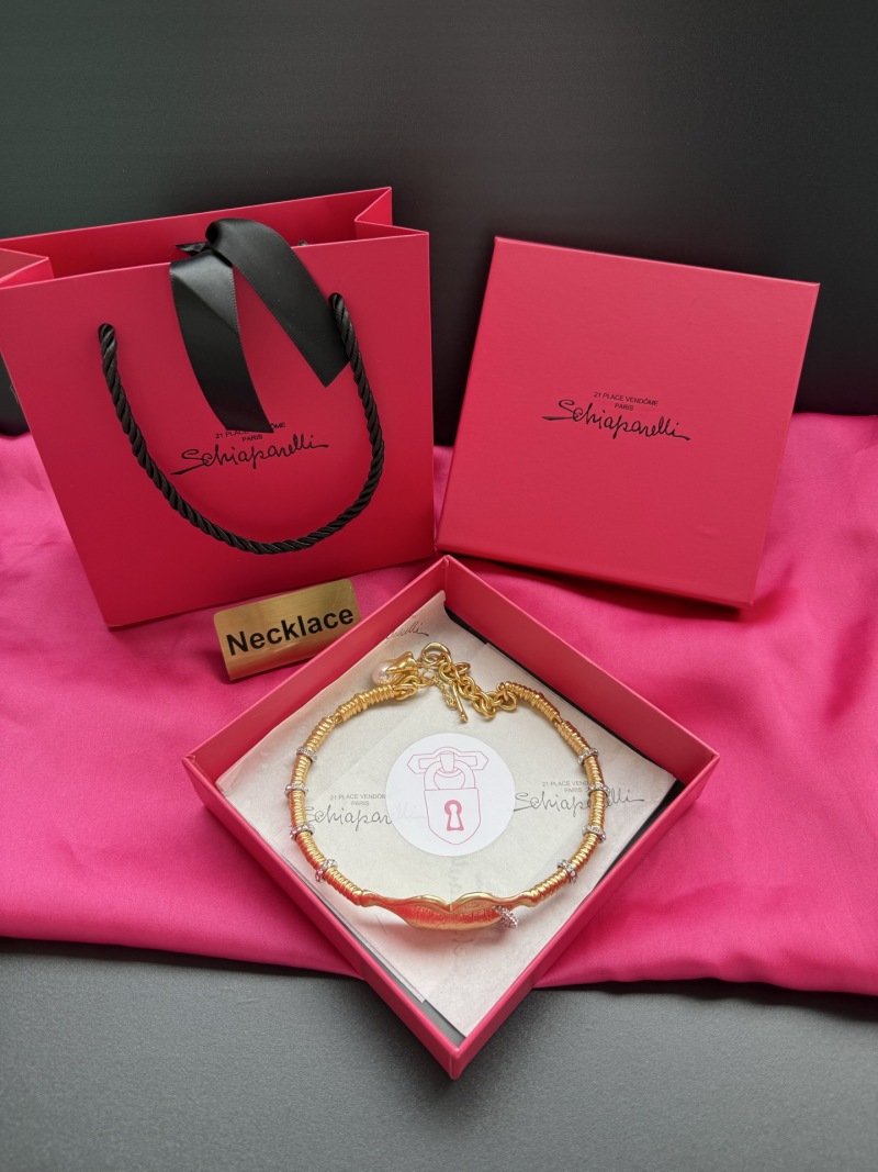 Колье в виде губ Schiaparelli