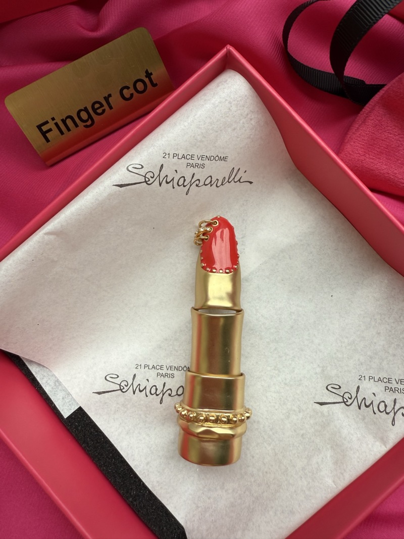 Браслет-фигурка в виде помады Schiaparelli