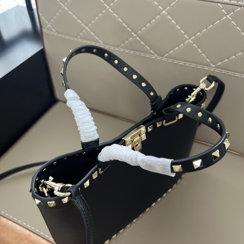 Сумка GARAVANI ROCKSTUD с заклепками Valentino Garavani